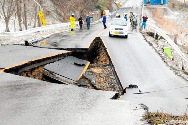Das Erdbeben hat Krater in die Straßen gerissen, Kanaldeckel und die darunterliegenden Rohre aus dem Boden gedrückt.