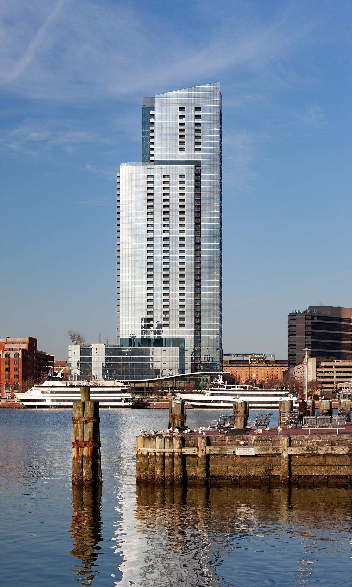 Platz 10: 414 Light Street, Baltimore Das höchste Wohngebäude Baltimores wurde von den Architekten Solomon Cordwell Buenz entworfen. Die segelartige Struktur des Turms soll das nautische Erbe der Stadt wiederspiegeln. Die siebte Etage bietet auf einer Fläche von etwa 3700 Quadratmetern einen Skyline-Park mit Blick auf die Stadt.