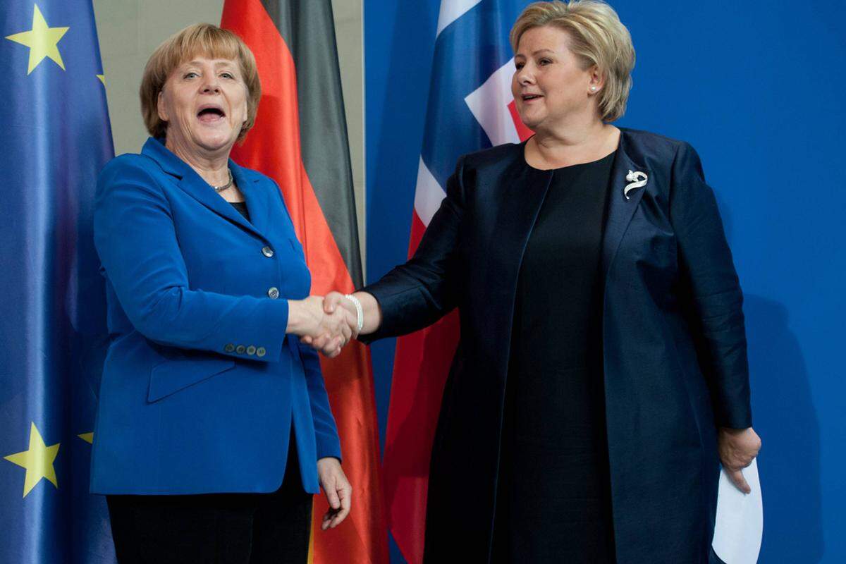 Angela Merkel gilt als eine der mächtigsten Frauen der Welt. Sie ist seit 22. November 2005 Deutschlandes erste Bundeskanzlerin und damit auch einzige weibliche Vertreterin in der G8-Gruppe der größten Industrienationen der Welt. Erna Solberg (rechts) ist noch neu in der Runde der Mächtigen. Sie ist seit 16. Oktober 2013 die erste Ministerpräsidentin von Norwegen.