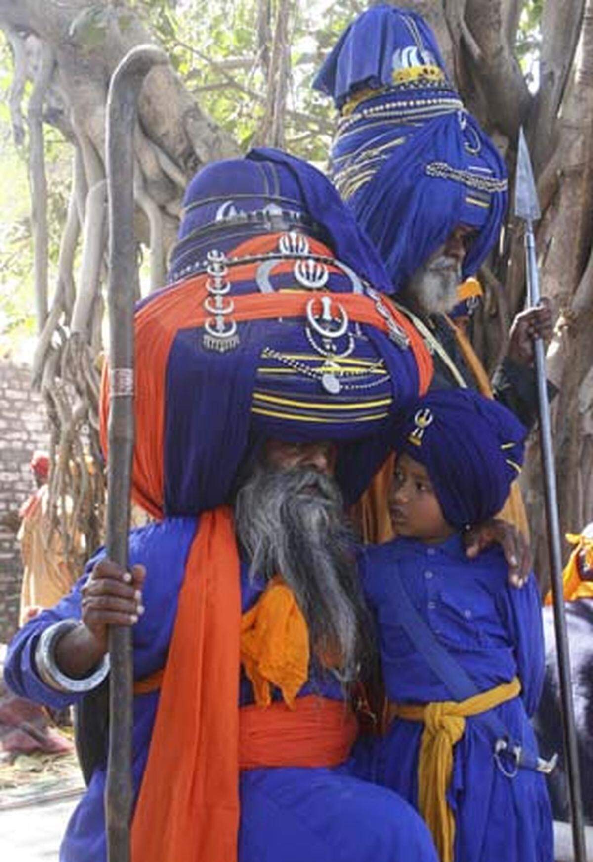 Der Turban ist erst seit 300 Jahren unabdingbares Requisit für jeden männlichen Sikh. Der Guru Gobind gründete 1699 die Gemeinschaft der "Keshdaris", der sogenannten "Haarträger". Die Keshdaris sind eine von vielen Sikh-Glaubensrichtungen, aber bestimmt die bekannteste.