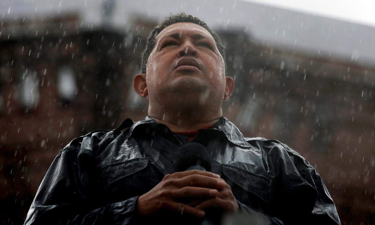 4. Oktober 2012. Hugo Chavez beendete seinen Präsidentschafts-Wahlkampf im strömenden Regen von Caracas. Venezuela kam seit seiner Wiederwahl kaum mehr zur Ruhe.