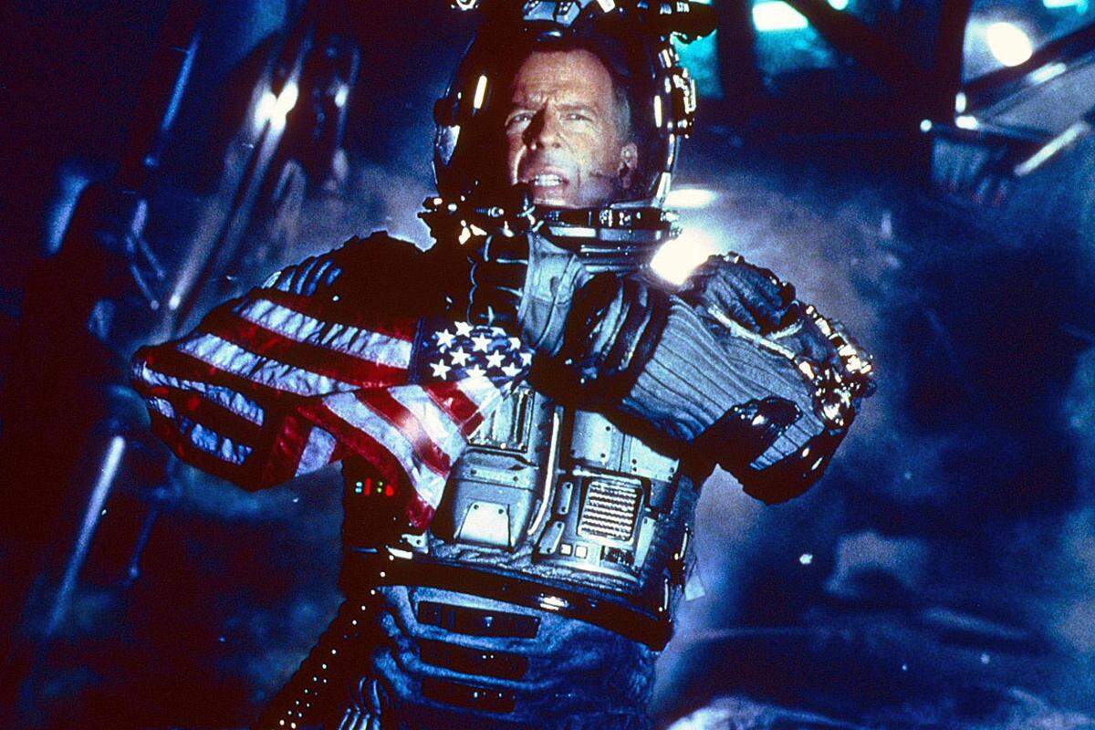 Neben den "Transformers" war der wohl größte kommerzielle Erfolg Bays das Weltuntergangs-Spekatakel "Armageddon" von 1998 mit Bruce Willis Kamikaze-Helden. Zum Kitsch paarte sich in dem apokalyptischen Actionspektakel auch noch eine gehörige Portion Patriotismus und ein paar Geschlechtersterotypen. Liv Tyler durfte nicht mit auf die Mission, sondern musste zu Hause bleiben.