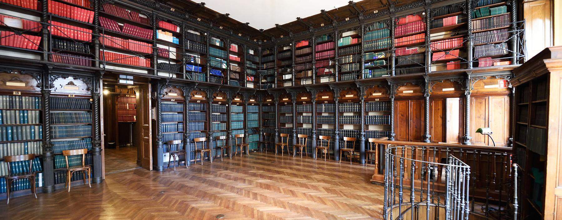 Bibliothek im Gebäude der Gesellschaft der Ärzte. 