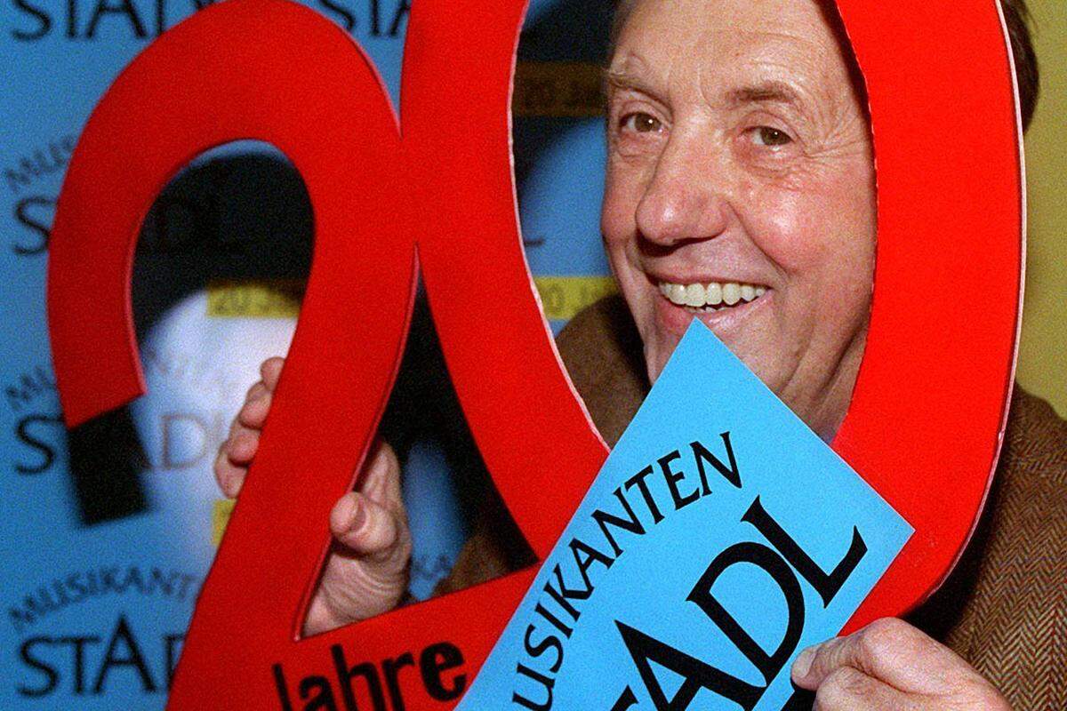 Moik hatte 1980 die Idee, eine volkstümliche Unterhaltungssendung "mit den Superstars und ohne den sogenannten Bierzeltmief" machen, erzählte der 72-Jährige einmal. Im Bild: Moik beim 20-Jahr-Jubiläum