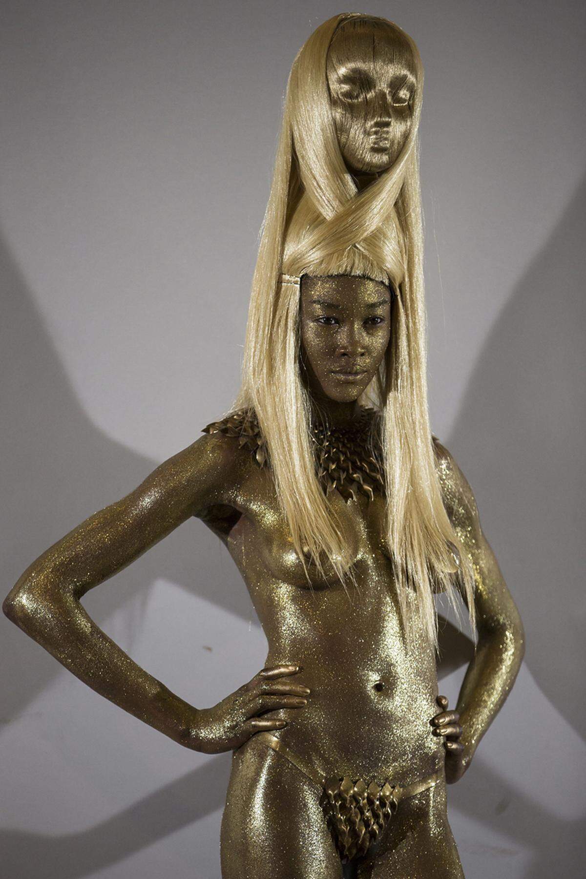 Charlie Le Mindu ist kein unbeschriebenes Blatt, so designte er zum Beispiel für Lady Gaga ein Outfit, passend zu ihrer Single "Hair", gänzlich aus Haaren.