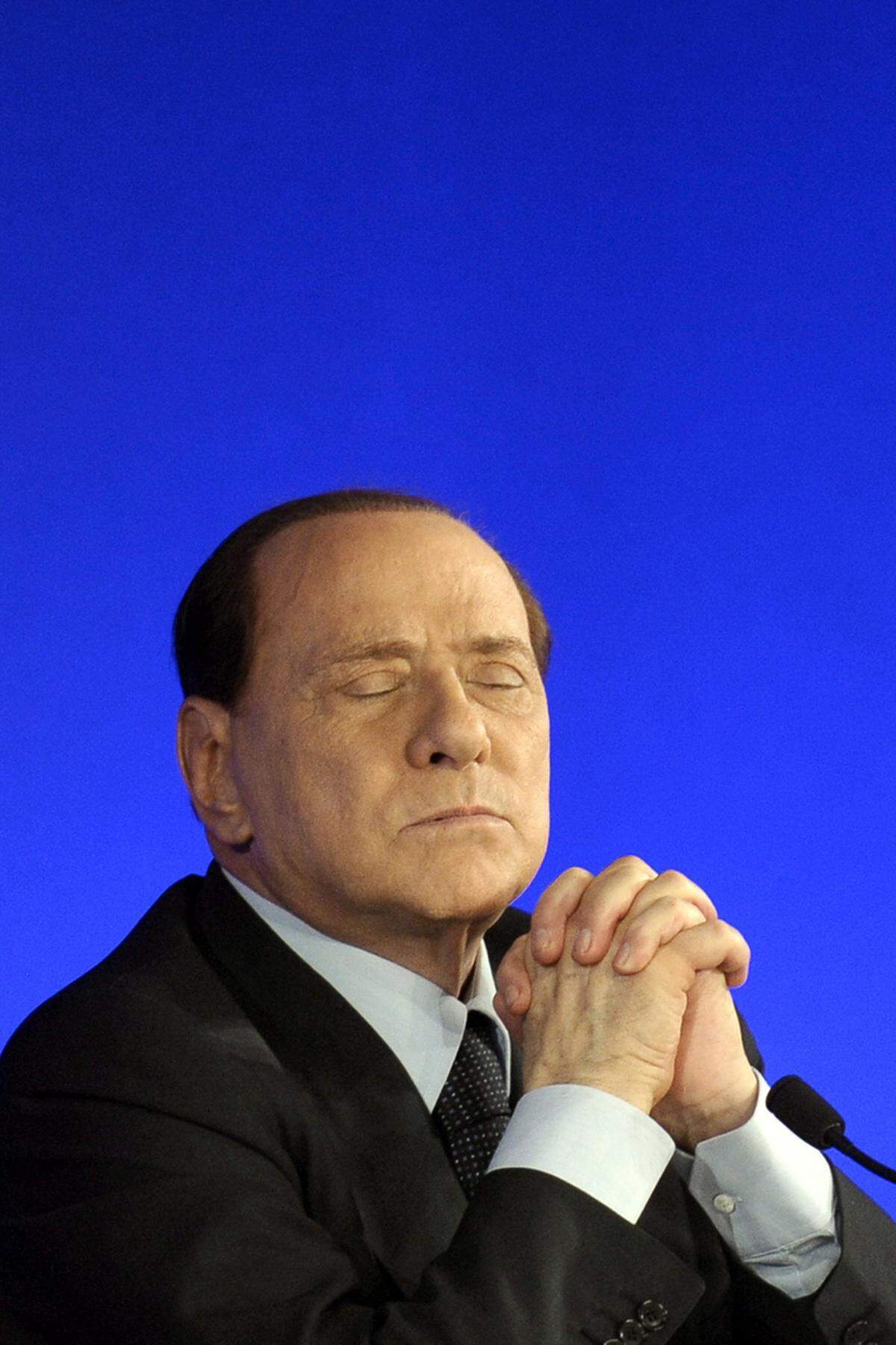 Probleme hatte Berlusconi auch außerhalb der Politik. Er scheute kein Kräftemessen mit der Linken, um umstrittene Justizreformen durchzusetzen. Bisher wurde er jedoch entweder freigesprochen oder die Verfahren wurden wegen Verjährung eingestellt. Eine Ausnahme ist ein im Oktober 2012 gefälltes Urteil, mit dem er wegen Steuerbetrugs zu vier Jahren Haft verurteilt wurde. Allerdings hat Berlusconi vorerst nicht das Gefängnis zu befürchten. Das Urteil im Mailänder Prozess wird erst nach der dritten Instanz rechtskräftig.