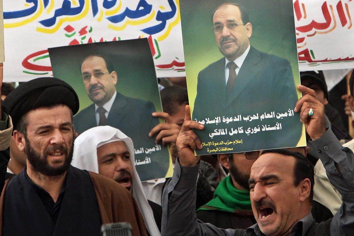 Iraks neue Verfassung wird per Referendum angenommen, gegen den Willen der meisten Sunniten, die ihre Marginalisierung befürchten.Exakt zwei Monate später erringen die Schiiten-Parteien bei der Parlamentswahl den Wahlsieg. Neuer Premier wird der Schiit Nouri al-Maliki.