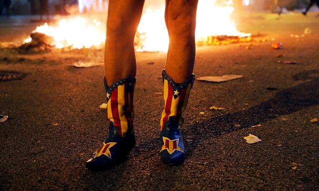 Szenen des Chaos auf den Straßen Barcelonas nach Unabhängigkeitsvotum 2017: Eskaliert die Lage in Katalonien erneut? 