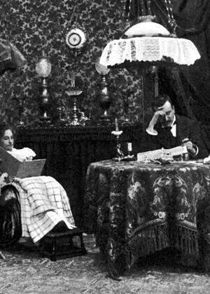 1898, eine Familie in einem bürgerlichen Interieur mit Thonet-Holzmöbeln.