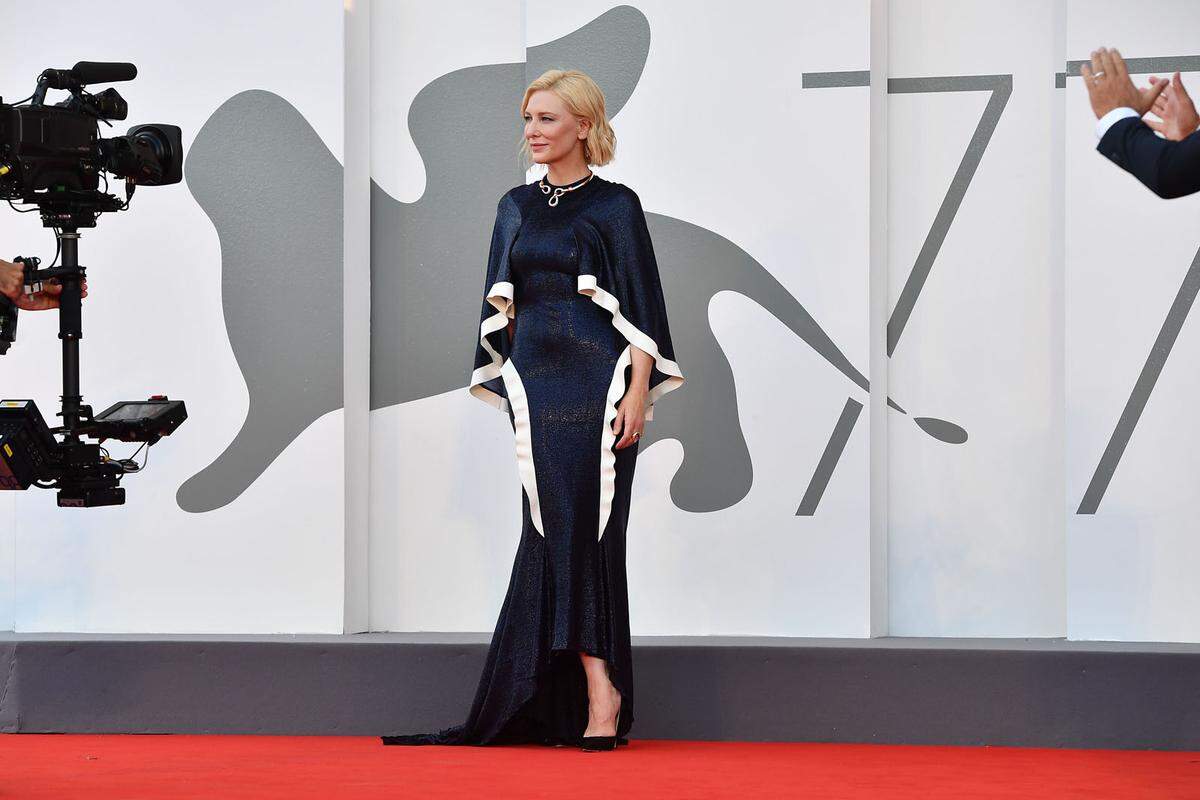 Das Comeback des Blitzlichtgewitters: Der Coronavirus-Pandemie zum Trotz heißt es bei den Filmfestspielen in Venedig "business as usual". Und damit vor allem berühmte Persönlichkeiten in großen Roben. Hier etwa Cate Blanchett in einem Look von Estaban Cortazar.        
