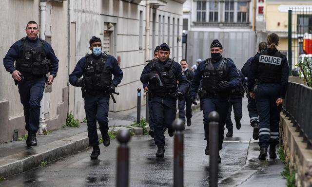 Alarmstimmung in Paris. Bei dem Angriff gegen TVJournalisten vor der ehemaligen Redaktion von „Charlie Hebdo“ war eine Sondereinheit der Polizei im Einsatz.