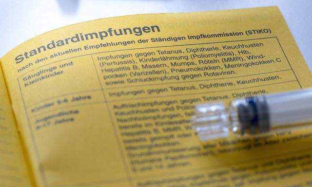 Impfpass mit den Empfehlungen zu Standartimpfungen. Bonn Deutschland *** Vaccination record with recommendations for st