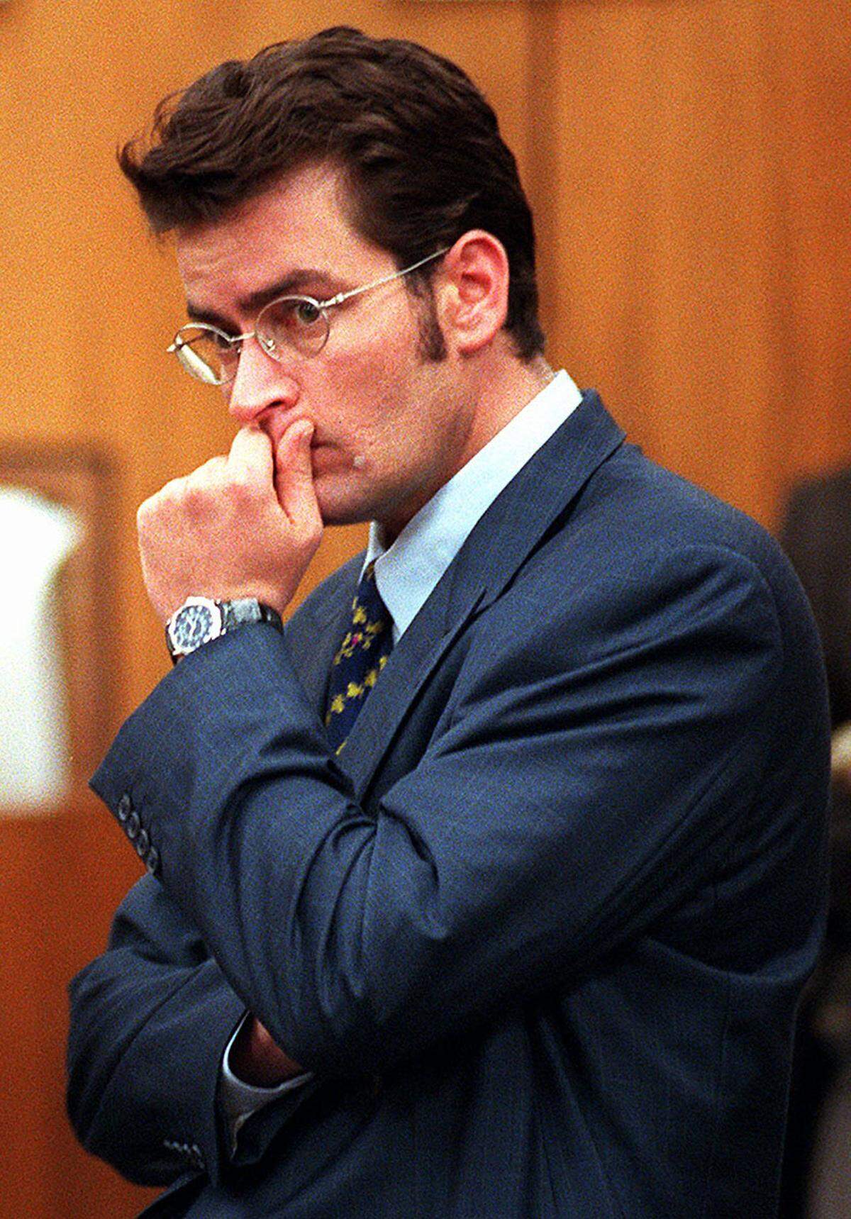 Großes öffentliches Interesse fanden Sheens Beziehungen mit den Pornodarstellerinnen Ginger Lynn und Brittany Ashland in den 90ern. Nachdem er Ashland 1996 bewusstlos geschlagen hatten, wurde er vom Gericht zu einer Bewährungsstrafe und Sozialstunden verurteilt.