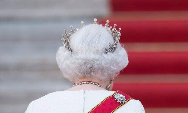 Eselsbrücke: Stellen Sie sich die 95-jährige britische Königin mit ihrer Kopfbedeckung vor.