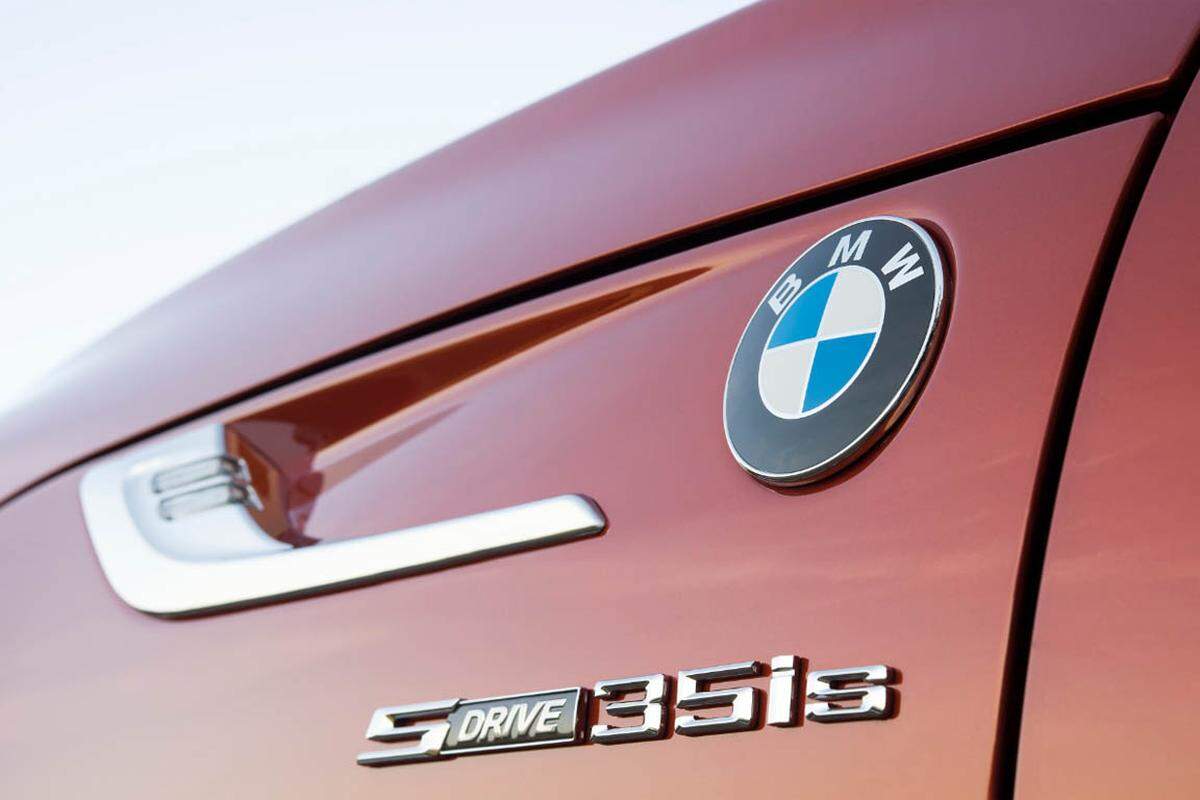 Der BMW Z erhält ein Facelift, das in Detroit vorgestellt wird. Die Kiemen sind neu gestaltet, die Scheinwerfer erhalten ein LED-Element.
