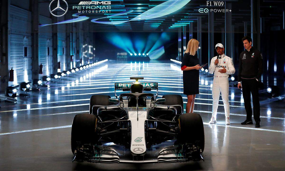Weltmeister Lewis Hamilton und Mercedes-Teamchef Toto Wolff enthülten am Donnerstag den neuen Silberpfeil.