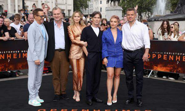 V. l. n. r.: Robert Downey Jr., Christopher Nolan, Emily Blunt, Cillian Murphy, Florence Pugh und Matt Damon bei der Londoner „Oppenheimer“-Premiere.