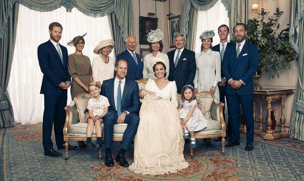 Weitere Aufnahmen zeigen Prinz Harry (33) und Herzogin Meghan (36). Queen Elizabeth II. (92) und ihr Ehemann Prinz Philip (97) hatten an der Taufe ihres Urenkels nicht teilnehmen können.
