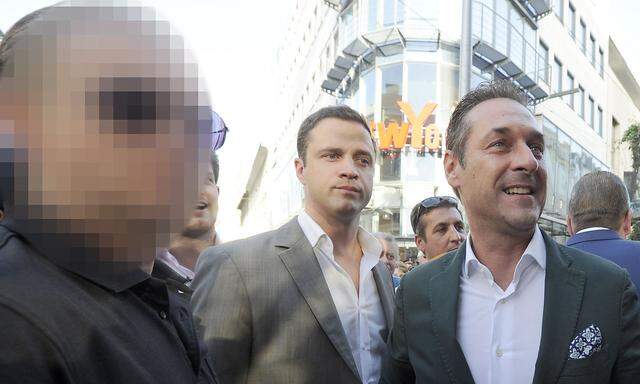Straches Sicherheitsmann (links)