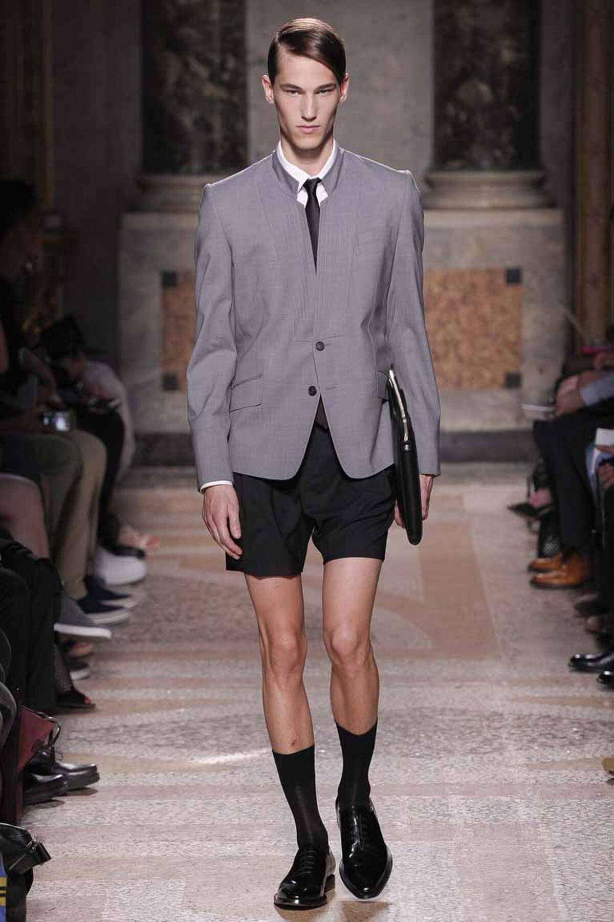 Große und stämmige Männer können von kürzeren Shorts ebenfalls profitieren. Der Schuljungen-Stil mit viel Bein wurde bei Les Hommes  präsentiert.