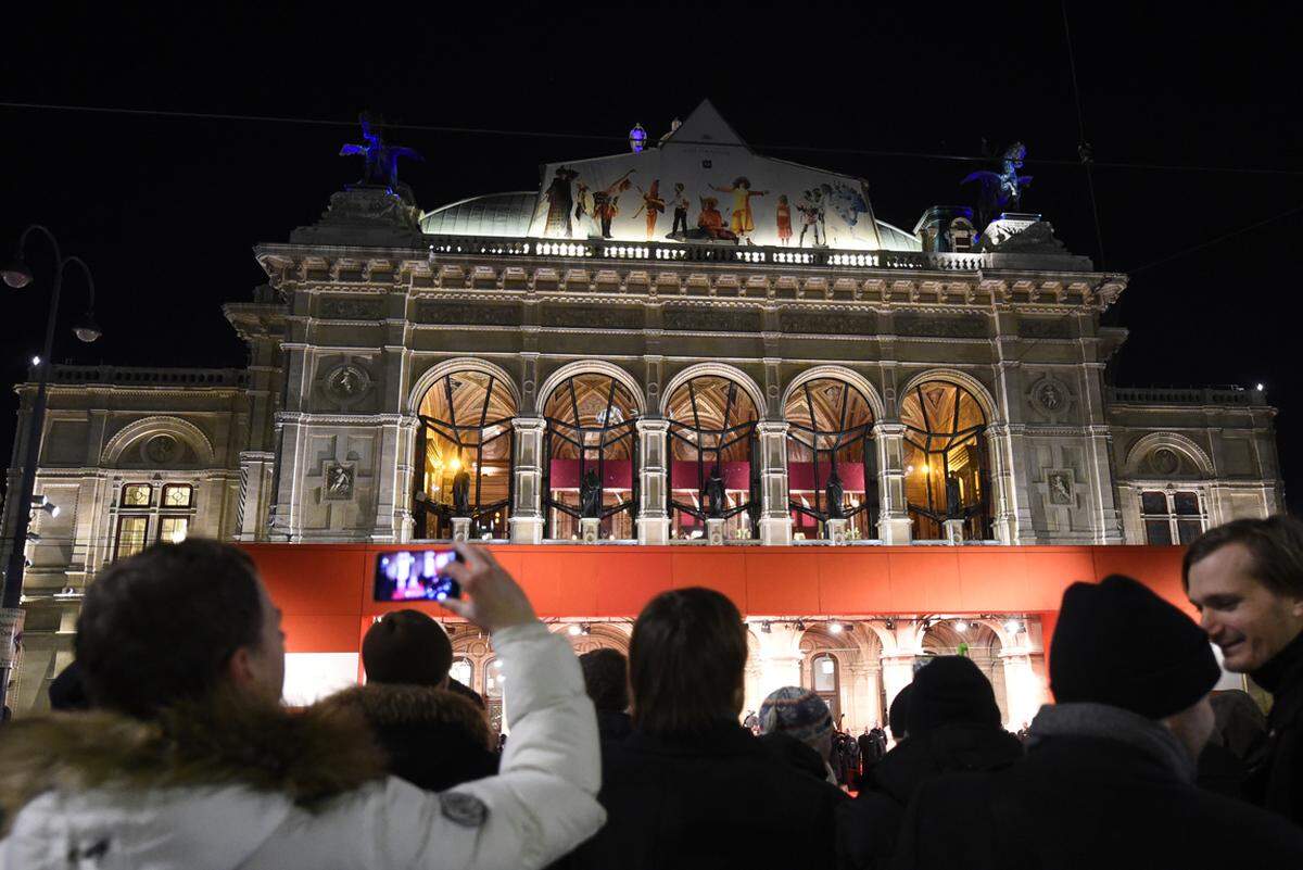 Ruhig, gediegen und pompös ist Donnerstagabend der 59. Wiener Opernball eröffnet worden.