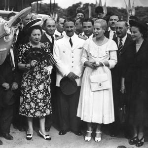 Juan Péron feierte die Erfolge seiner Rüstungsforschung gern öffentlichkeitswirksam (im Bild mit seiner Frau Eva bei einer Zeremonie für zehn neue Flugzeuge). Anteil daran hatten auch Nazi-Forscher aus Österreich.