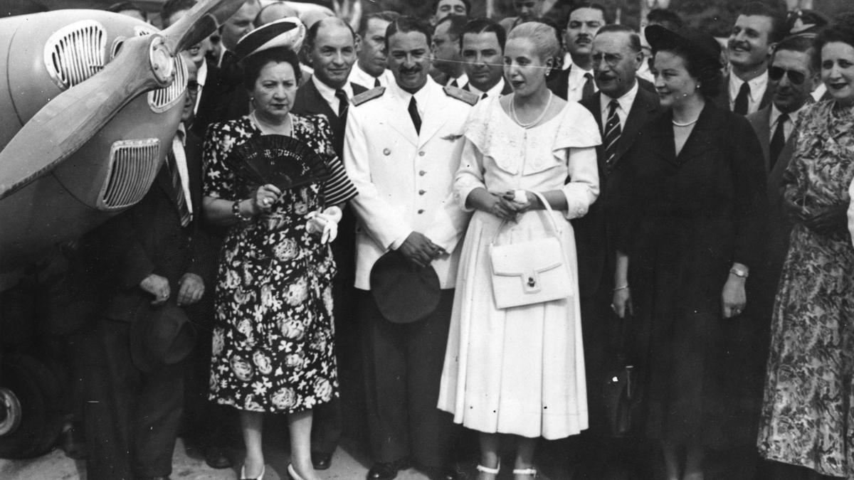 Juan Péron feierte die Erfolge seiner Rüstungsforschung gern öffentlichkeitswirksam (im Bild mit seiner Frau Eva bei einer Zeremonie für zehn neue Flugzeuge). Anteil daran hatten auch Nazi-Forscher aus Österreich.