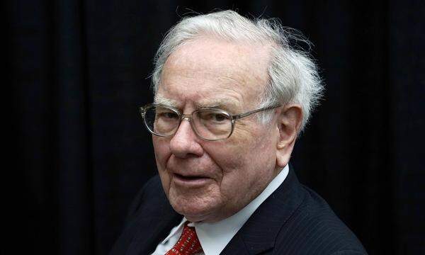US-Starinvestor Waren Buffett lässt sich traditionell jedes Jahr für einen guten Zweck versteigern. 2017 zahlte ein anonymer Bieter rund 2,68 Millionen Dollar für ein Essen mit dem zweitreichsen Menschen der Welt. In 18 Jahren wurden insgesamt 26,3 Millionen Dollar für wohltätige Organisationen ersteigert.