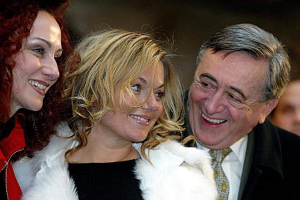 Im Jahr 2005 führt Herr Lugner das ehemalige "Spice Girl" Geri Halliwell aufs Parkett.