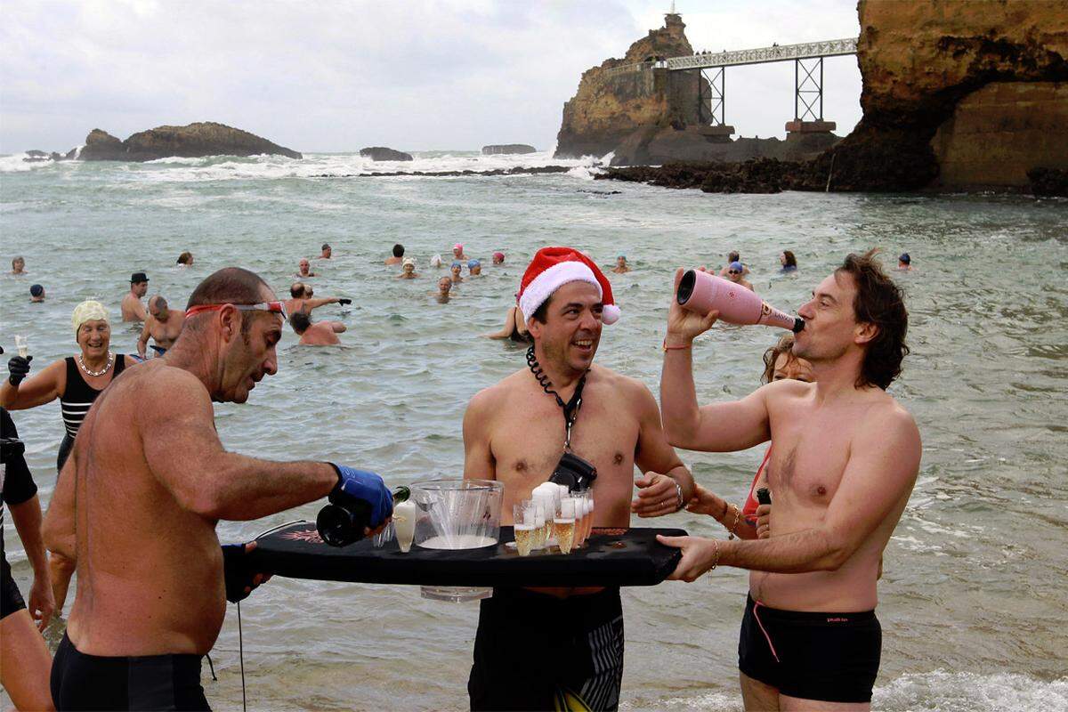 Im französischen Biarritz schlürften Mitglieder des Schwimmclubs der "Polarbären" ("Les Ours Blancs") traditionell Champagner.