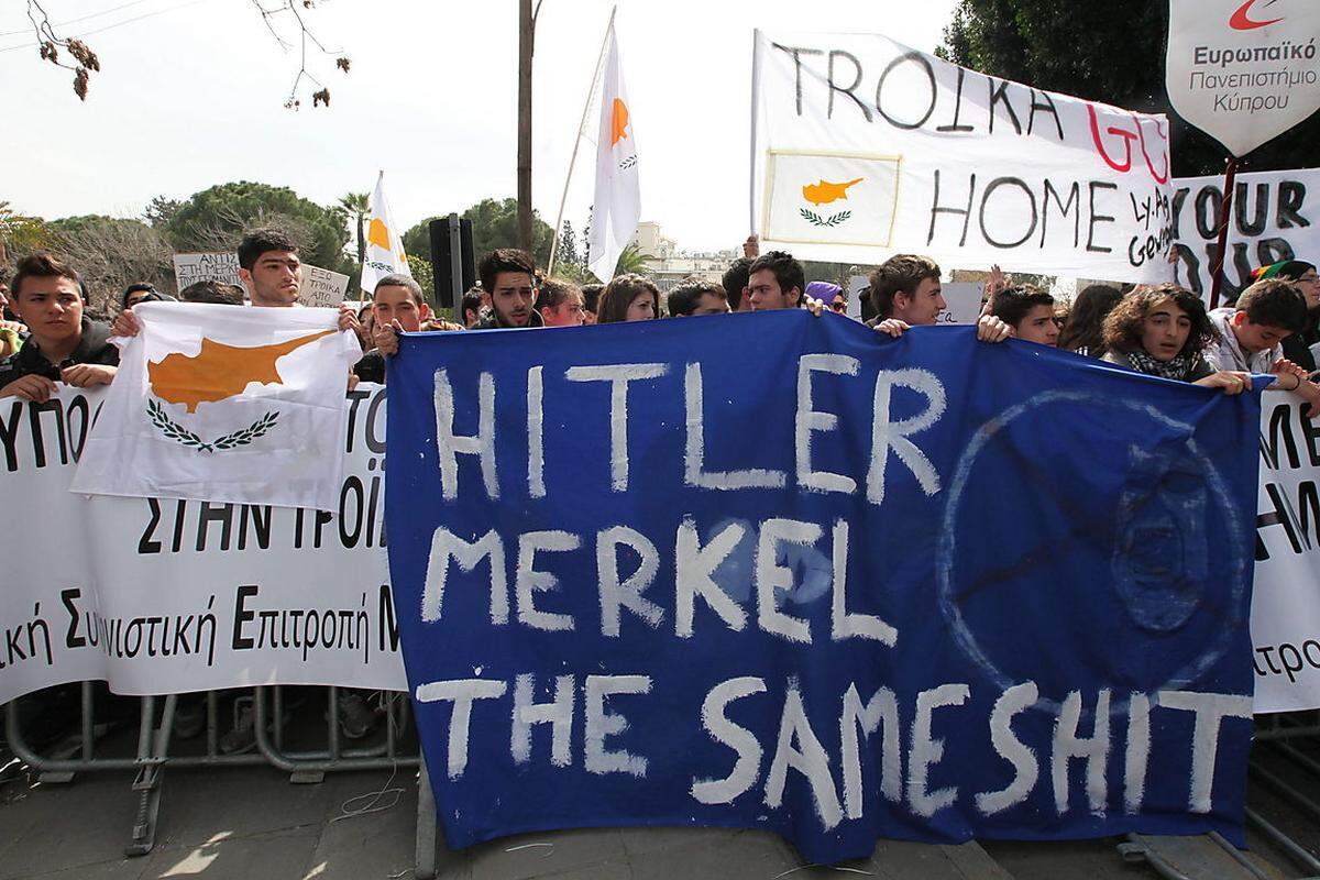 Rund 3000 Schüler und Studenten haben am Dienstag in Nikosia gegen die Sparmaßnahmen protestiert. Die Wut ist groß: Einmal mehr entlud sie sich auch an der deutschen Kanzlerin Angela Merkel, die auf Transparenten mit Hitler verglichen wurde.