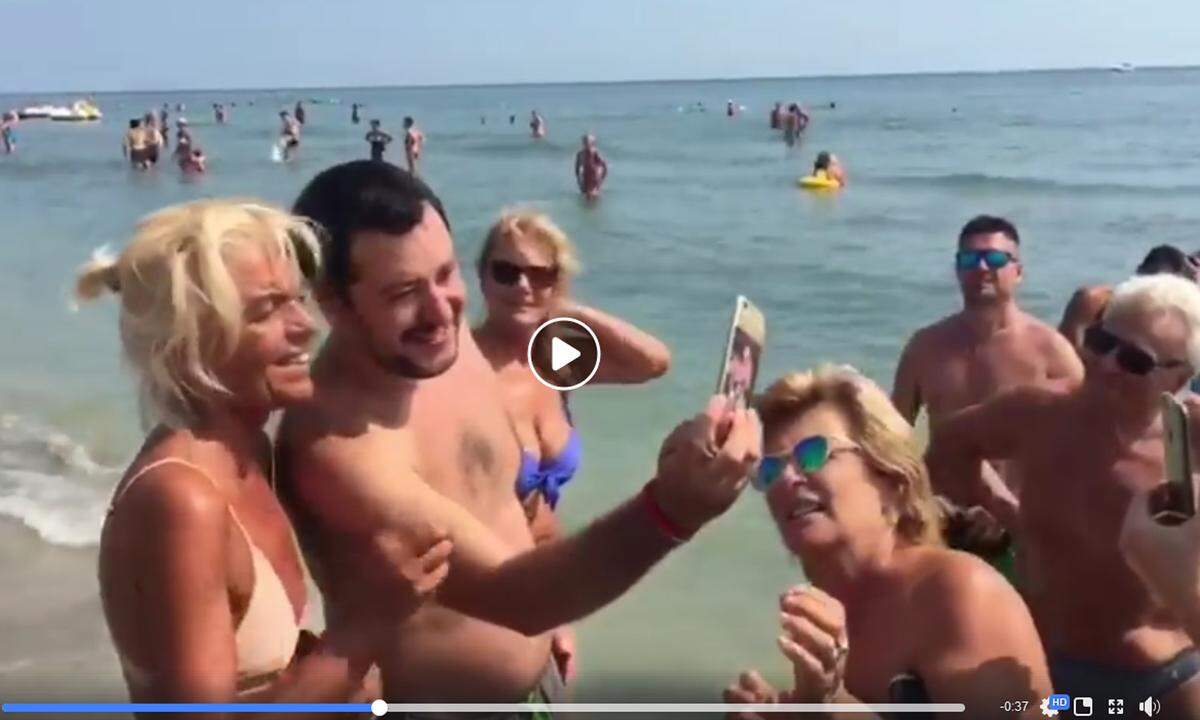 Matteo Salvini wird in Milano Marittima um Selfies gebeten.
