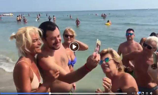 Matteo Salvini wird in Milano Marittima um Selfies gebeten.