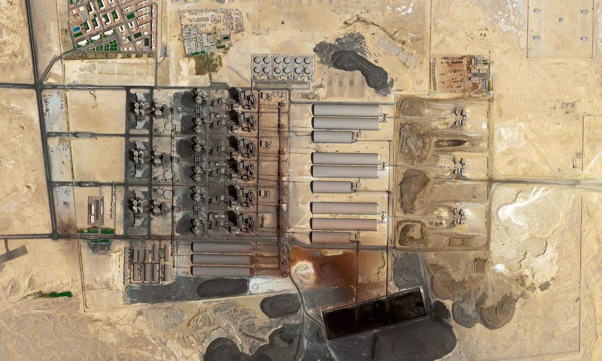 Für die Errichtung einer Zementfabrik im ägyptischen Beni Souef wurden 2018 1,1 Milliarden US-Dollar investiert. Die sechs Produktionslinien der Fabrik sollen jährlich eine Gesamtmenge von 13 Millionen Tonnen Zement liefern.