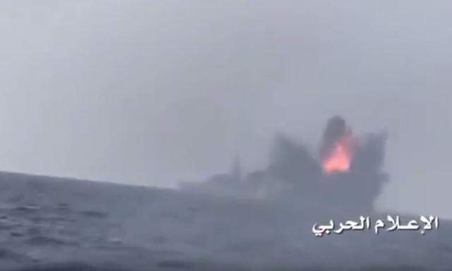 Die Explosion am Heck der saudischen Fregatte 