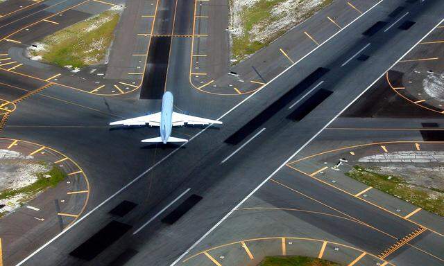 Flugzeug auf der Landebahn eines Flughafens
