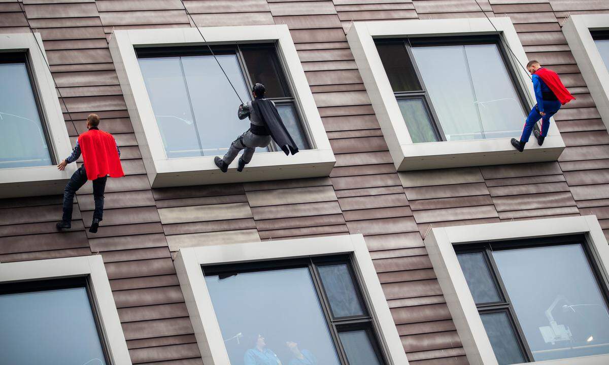 Um sich von der Fassade des Krankenhaus Nord abzuseilen, wurden die Polizisten per Hubschrauber aufs Dach geflogen, selbst konnten die Superhelden nicht hinauf fliegen.