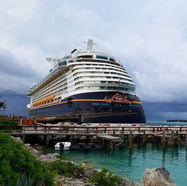 Wer die Welt von Walt Disney liebt, der ist hier mit seinen Kindern genau richtig. 4000 Passagiere finden auf dem Kreuzfahrtschiff Platz. Neben Wasserrutschen und Spiel und Spaß für Kinder ...