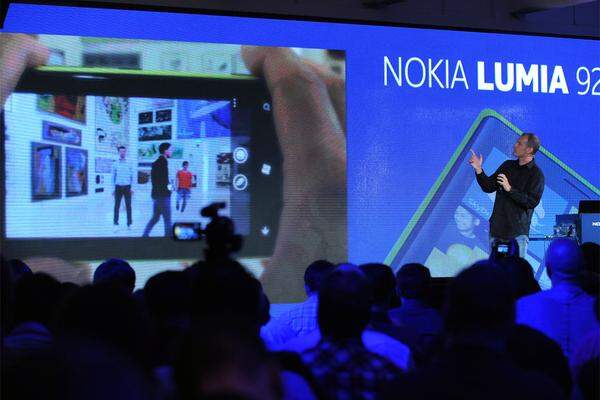 Eine spezielle Linsen-Technologie - "Floating Lens" - soll zudem für verwacklungsfreie Bilder und Videos sorgen. Die Präsentation der Kamera auf der Bühne war beeindruckend - leider musste Nokia nachträglich zugeben, dass die Präsentation gestellt war. Das gezeigte Video wurde gar nicht mit dem neuen Lumia gefilmt.