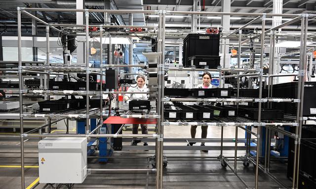 Blick in eine Fertigungsstrasse zur Produktion von Wechselrichter beim Technologieunternehmen Fronius in Oberösterreich.