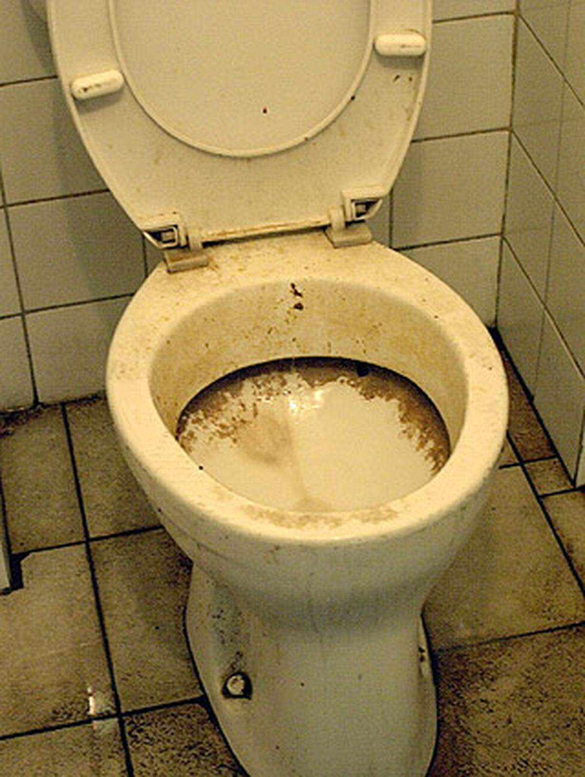 In Singapur kann mit 500 Euro Strafe belegt werden, wer nach der Benutzung vergißt, die Toilettenspülung zu betätigen. Polizisten in Zivil überprüfen regelmäßig die öffentlichen Toiletten.