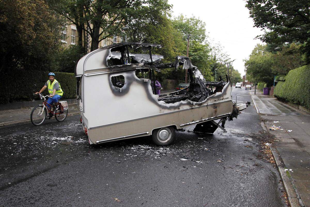 Viele englische Städte wurden im August 2011 von schweren Krawallen heimgesucht.Im Bild: Ein zerstörter Wohnwagen in Toxteth, Liverpool, aufgenommen am Mittwoch.