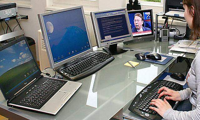 Junge Frau auf einem Computerarbeitsplatz