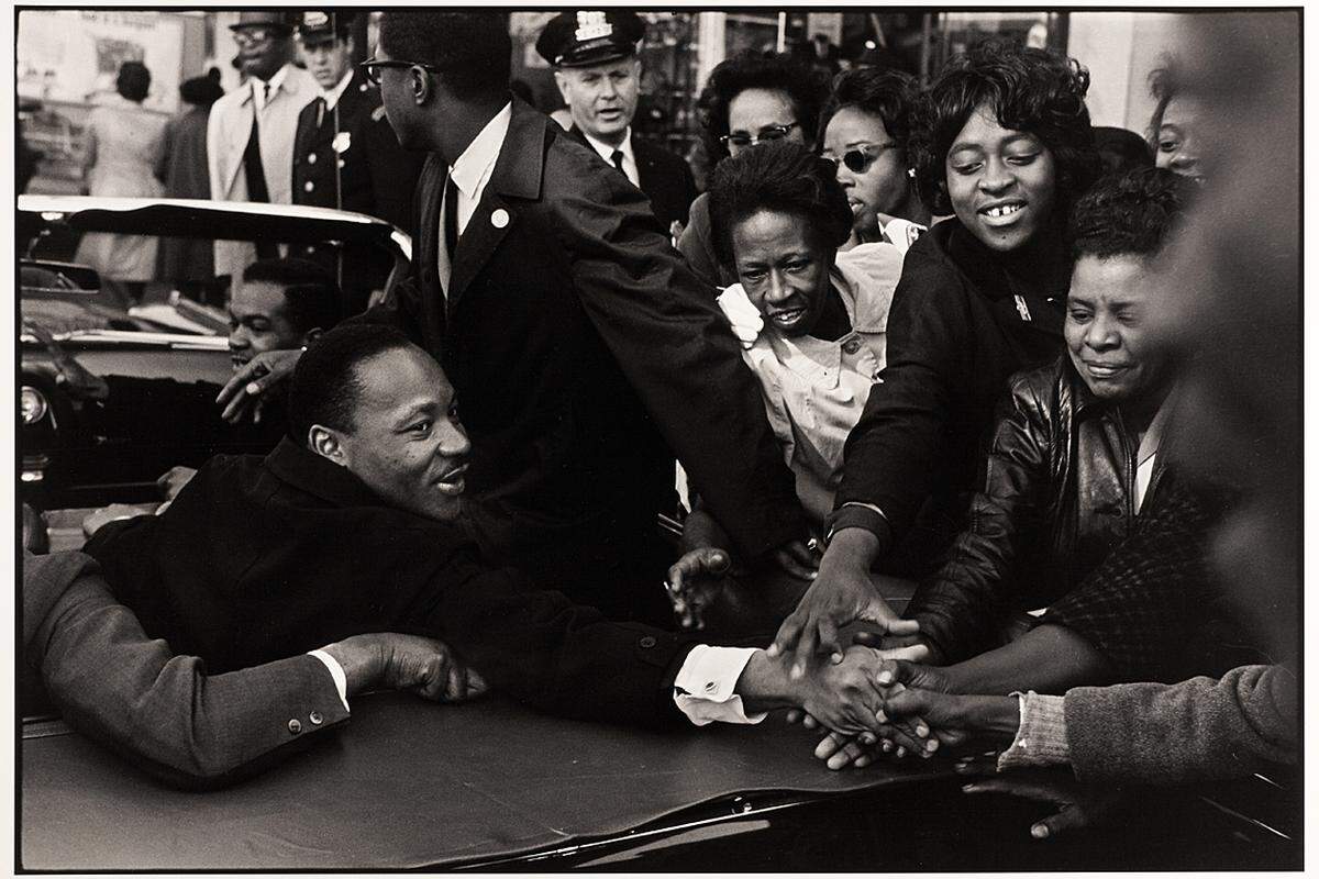 Bekannt wurde er Amerikaner Leonard Freed mit dem Bildband "Black in White America", in dem während der Bürgerrechtsbewegung Afro-Amerikaner in Harlem dokumentierte.  Leonard Freed/Magnum Photos: Martin Luther King Jr., nachdem er den Friedensnobelpreis erhalten hat, Baltimore 1963