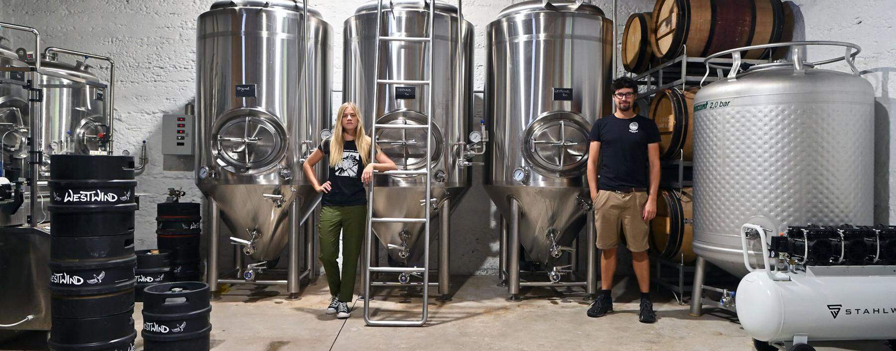 Julia Roth und Gabriel Manahl betreiben die Brauerei Westwind im Burgenland, zu der auch ein Weingut gehört. Das Malz für das Bier wird frisch vor Ort geschrotet.