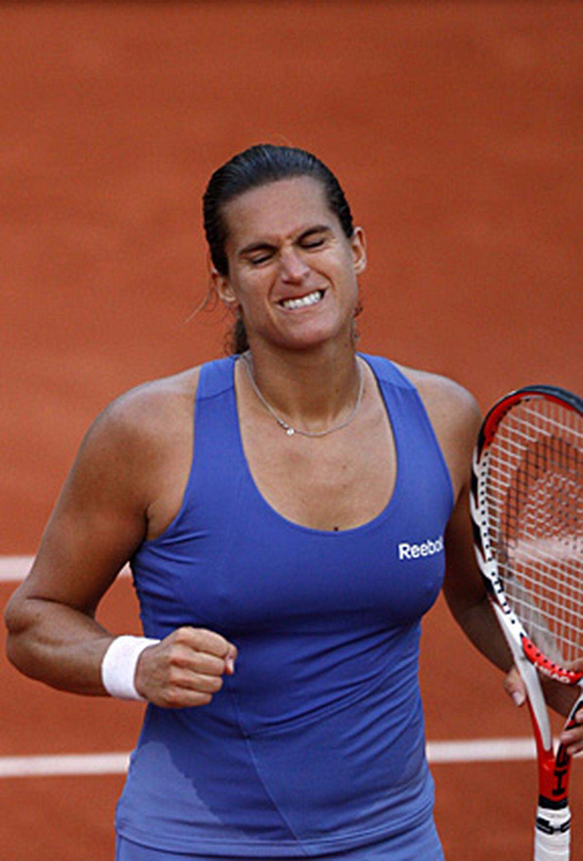 Die französische Top-Tennis-Spielerin, die auch schon Nummer eins der Weltrangliste war, steht schon seit 1999 offen zu ihrer lesbischen Orientierung. Nach dem Halbfinal-Einzug bei den Australian Open wandte sie sich damals mit ihrem Outing an die Presse.