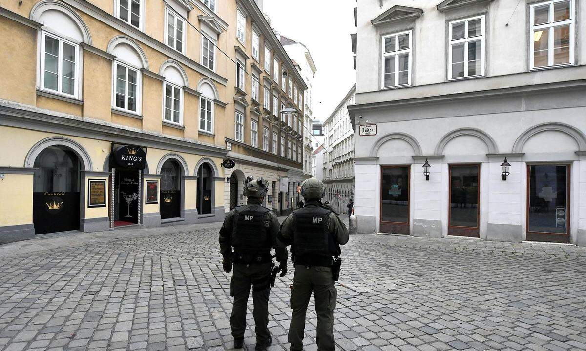 Bilder, an die sich Wien erst gewöhnen muss: Starke Polizei- und Militärpolizeipräsenz nach dem Anschlag in der Wiener Innenstadt. 