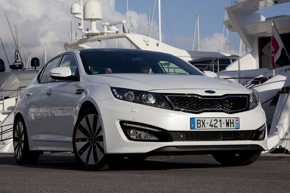Kia kündgt mit dem Optima die "Business-Class zum Economy-Tarif" an. Die 4,85 Meter lange Limousine wird von einem 1,7-l-Diesel mit 136 PS angetrieben. Ein Zwei-Liter-Benziner und eine Hybridversion werden folgen.