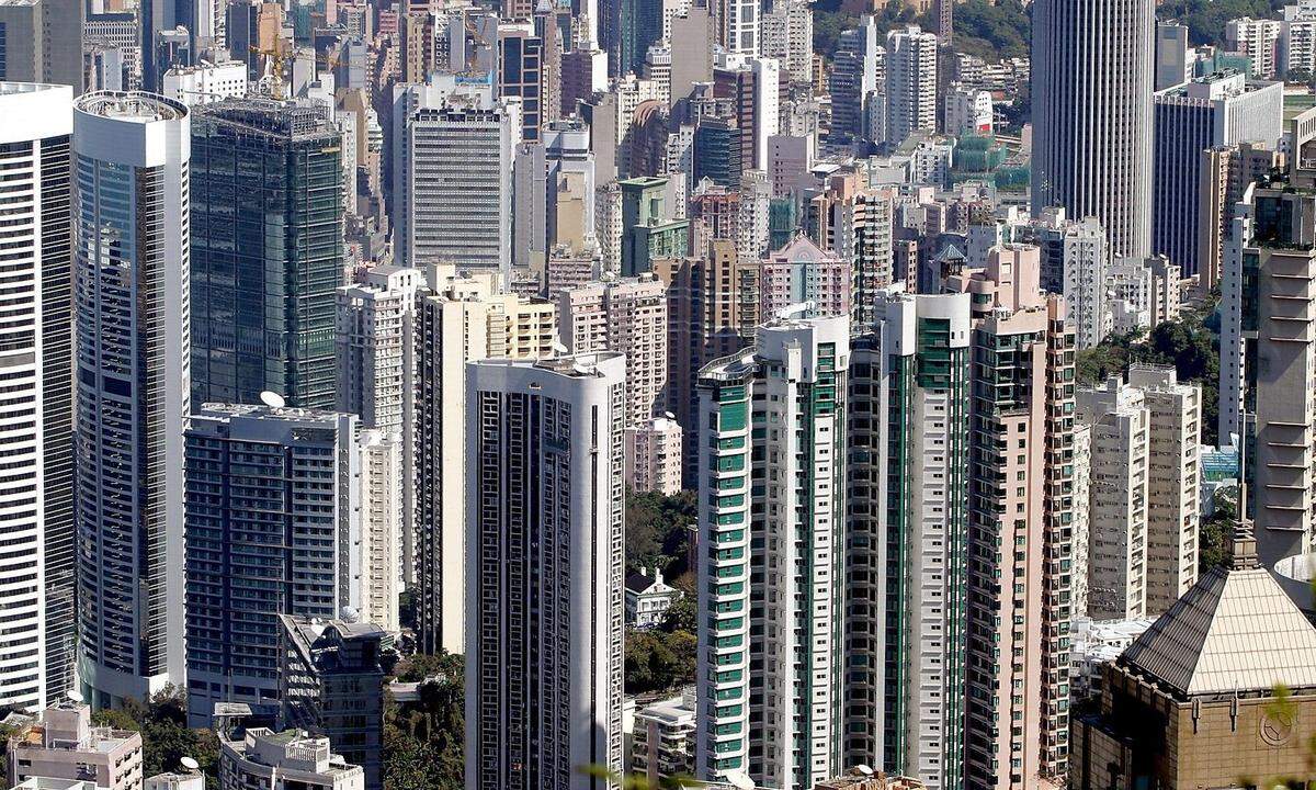 Eine der teuersten Städte Asiens ist Hongkong, nur eine Stadt des Kontinents weist im diesjährigen Ranking noch höhere Lebenshaltungskosten aus. Platz ist in der Metropole besonders wertvoll: Die Mietpreise in Hongkong liegen durchschnittlich bei mehr als 43 Euro pro Quadratmeter.