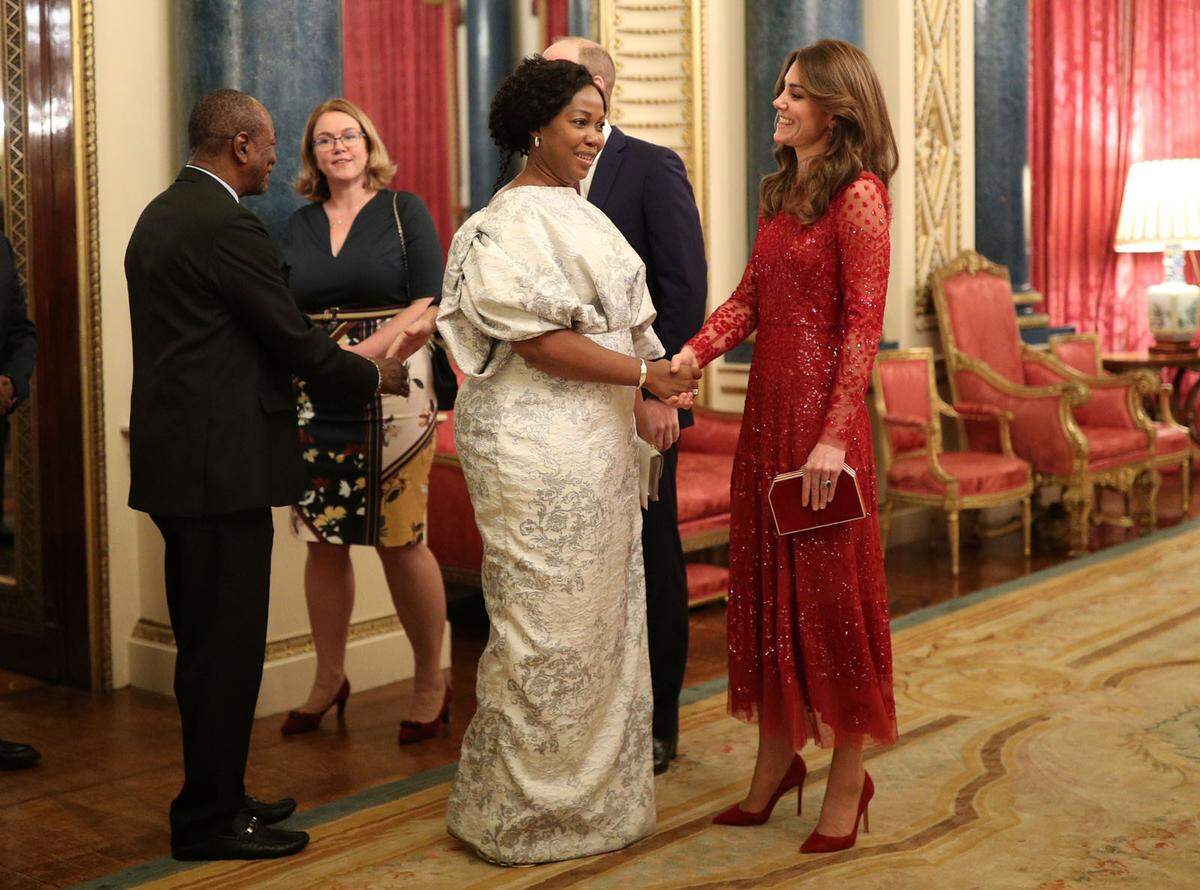 Glitzer und Glamour war bei dem Empfang im Buckingham Palace anlässlich des UK-Africa Investment Summits angesagt, den Prinz William und seine Ehefrau für die Queen ausrichteten. Herzogin Catherine trug ein rotes Paillettenkleid von Needle &amp; Thread, rote Pumps von Gianvito Rossi und eine Clutch von Jenny Packham.